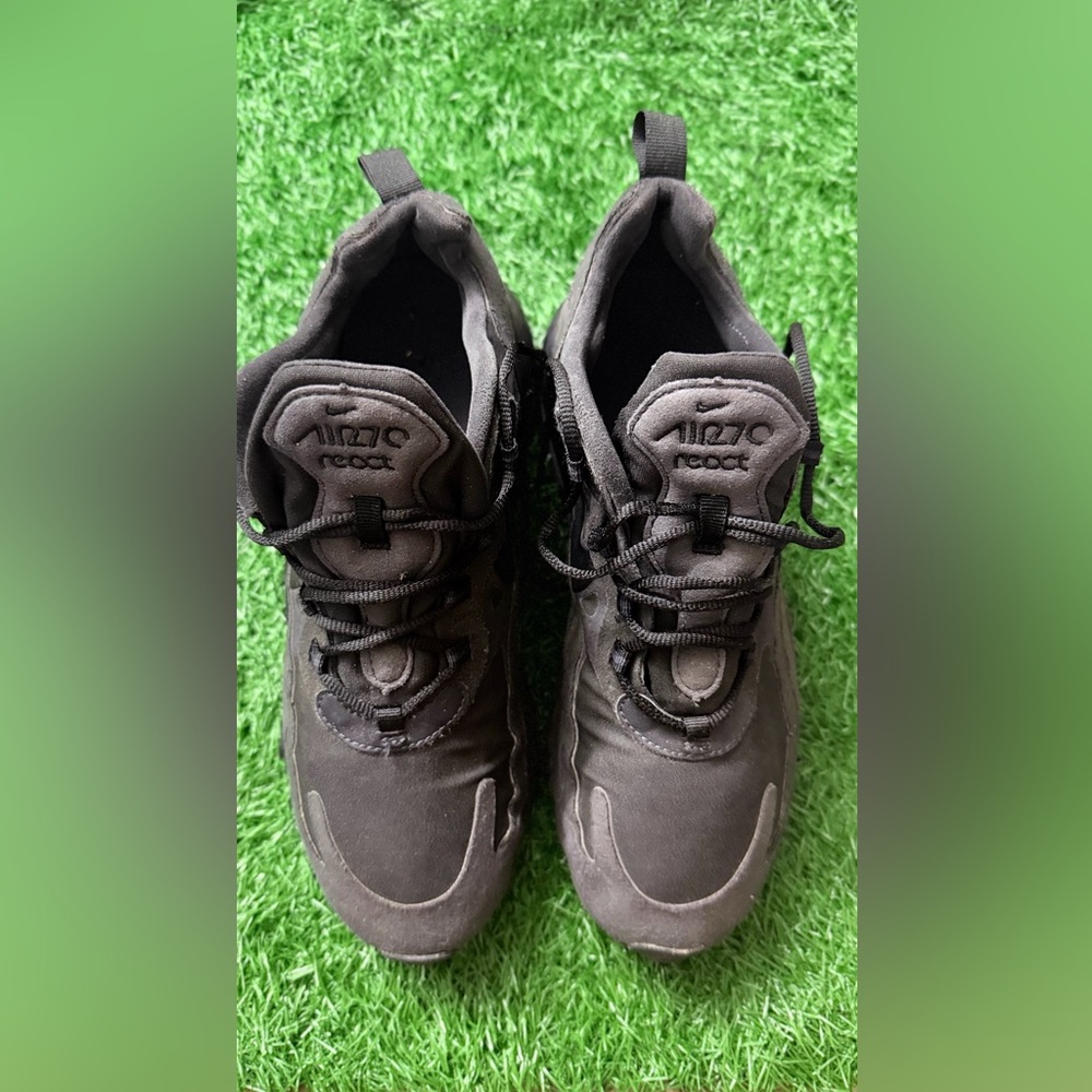 Nike Air‎ Max 270 React
Black Oil Grey Size 8.5